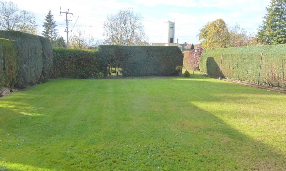 2-Familienhaus mit Platz, renovierungsbedürftig